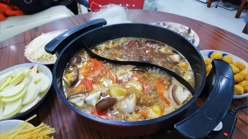 雞肉紅湯番茄鴛鴦鍋