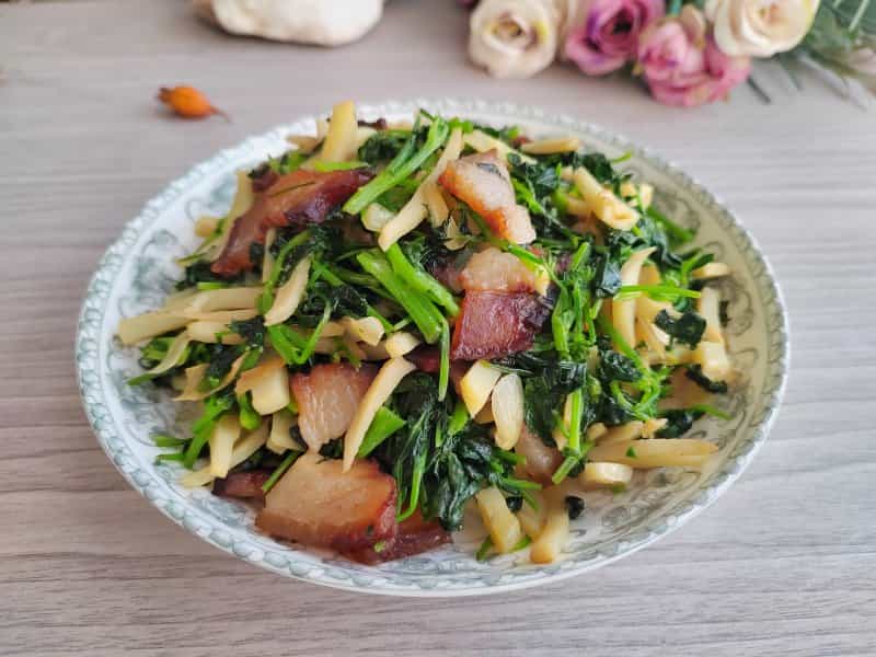 五花肉炒冬筍草籽