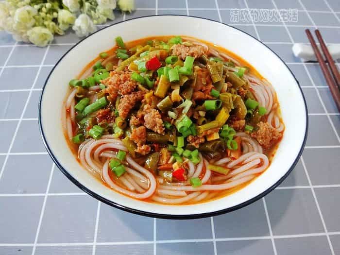 肉末豇豆紅米線