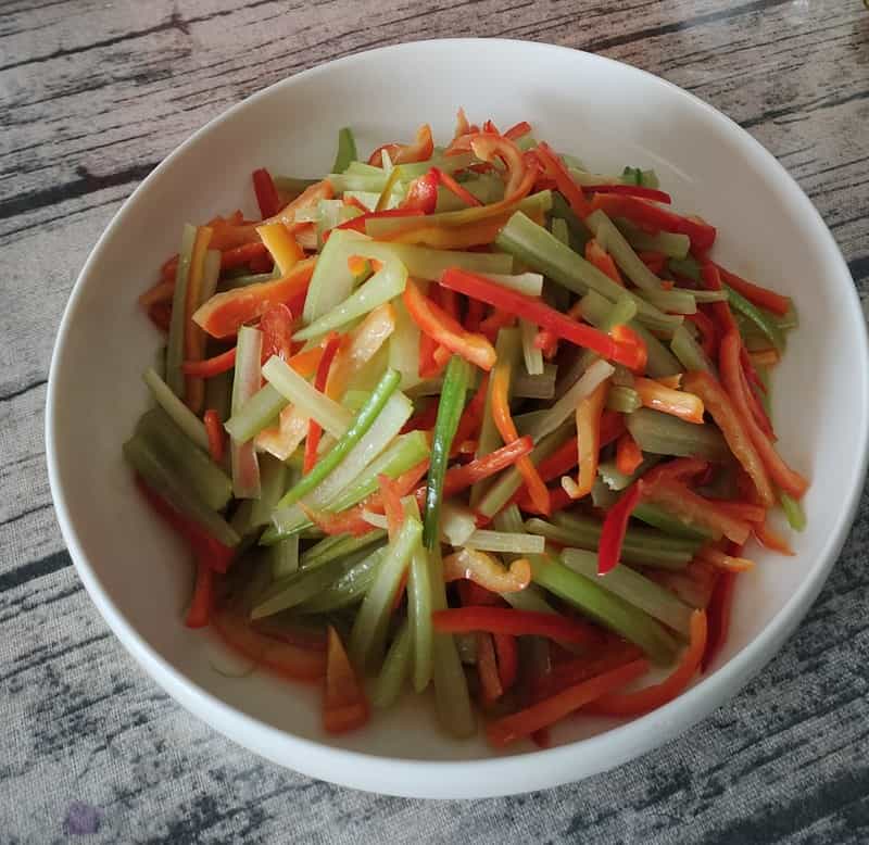 芹菜炒紅尖椒