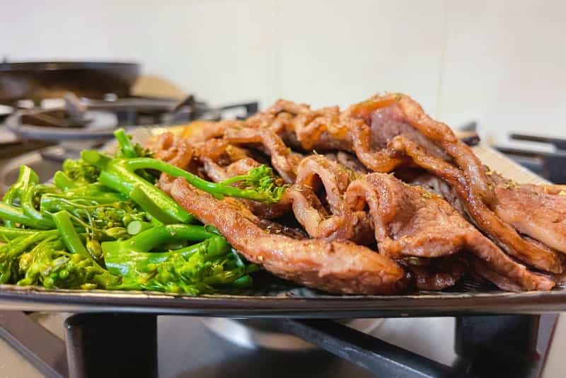 香煎牛排骨配蘑菇汁
