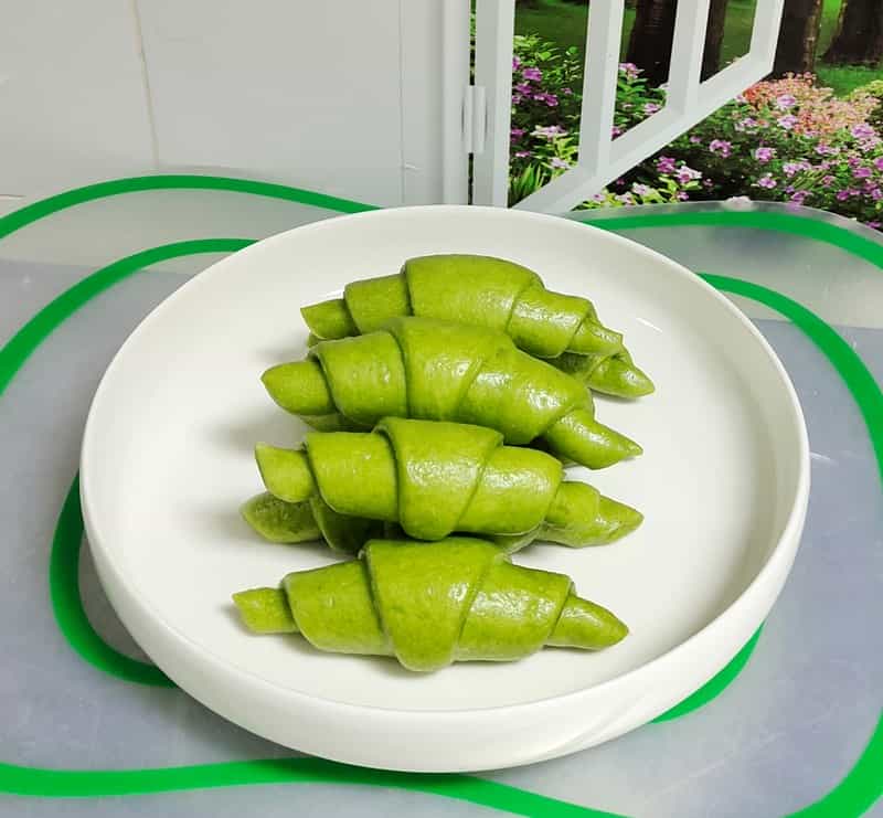 牛角菠菜饅頭