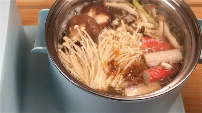 鮮菌菇肥牛鍋