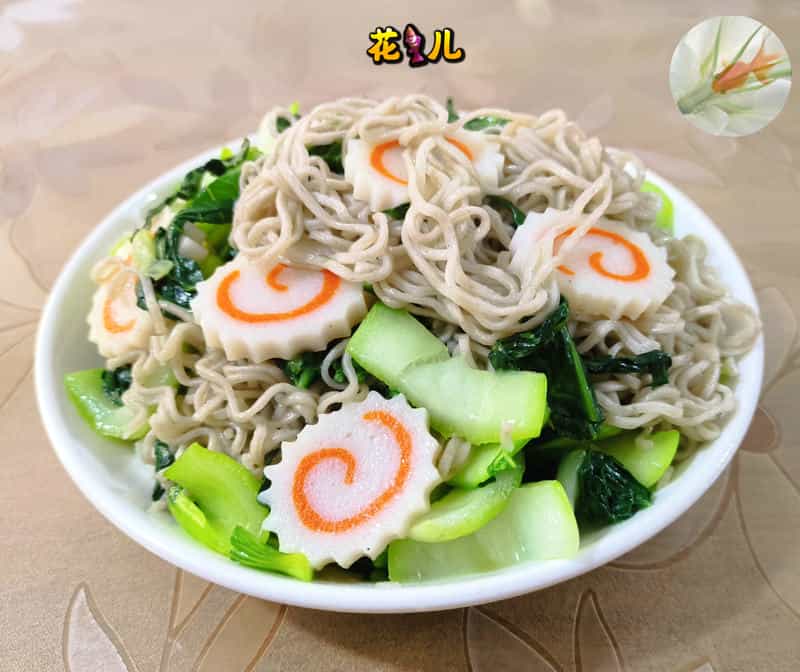 魚板青菜炒青稞泡麵