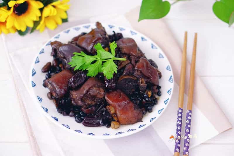 椰棗香黑豆燉豬蹄