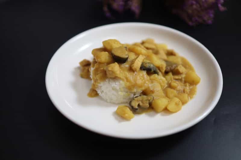 咖哩雞肉馬鈴薯拌飯