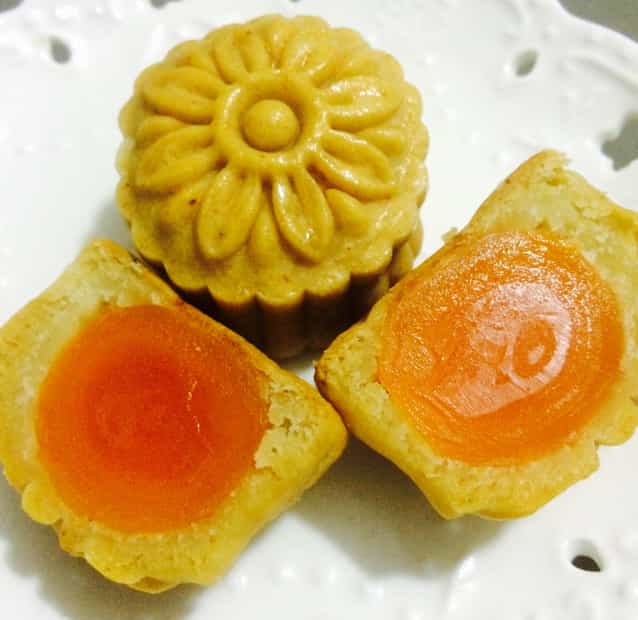 廣式蛋黃蓮蓉月餅