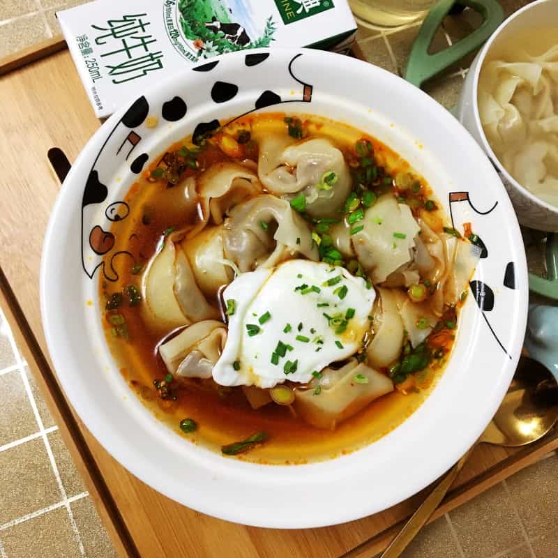 荷包蛋鮮肉餛飩