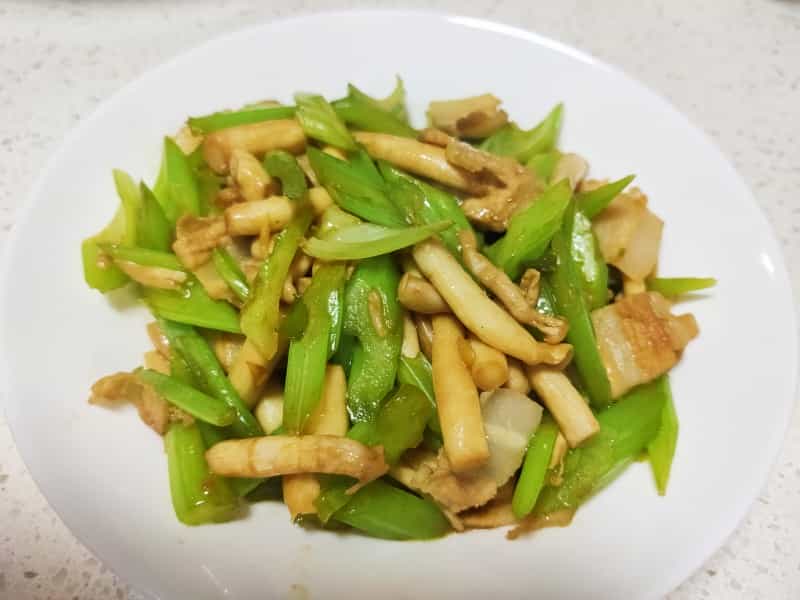 肉片白玉菇炒香芹