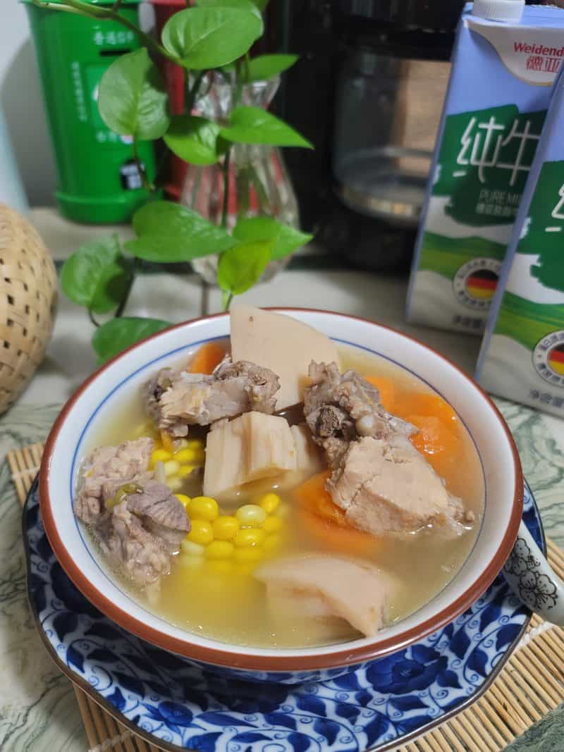 蓮藕胡蘿蔔玉米排骨湯