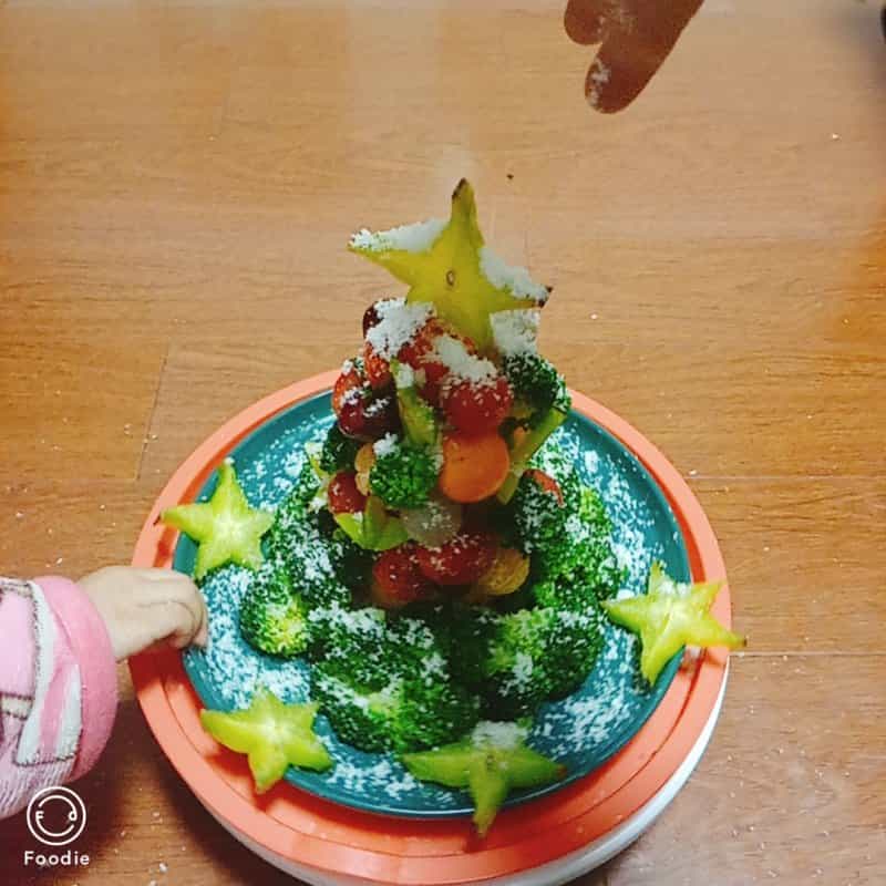 雪花中的水果聖誕樹