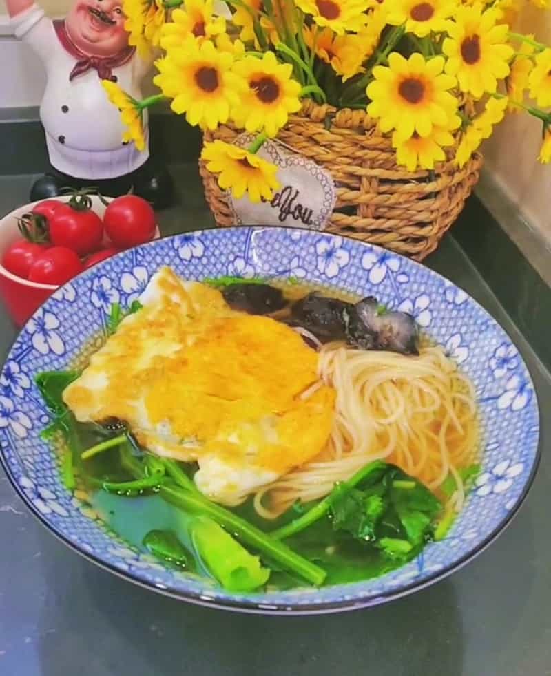 海參煎蛋湯麵