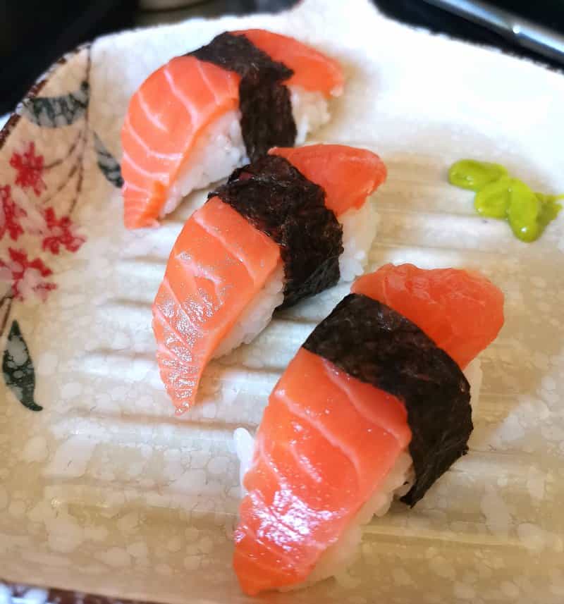 手持鮭魚壽司